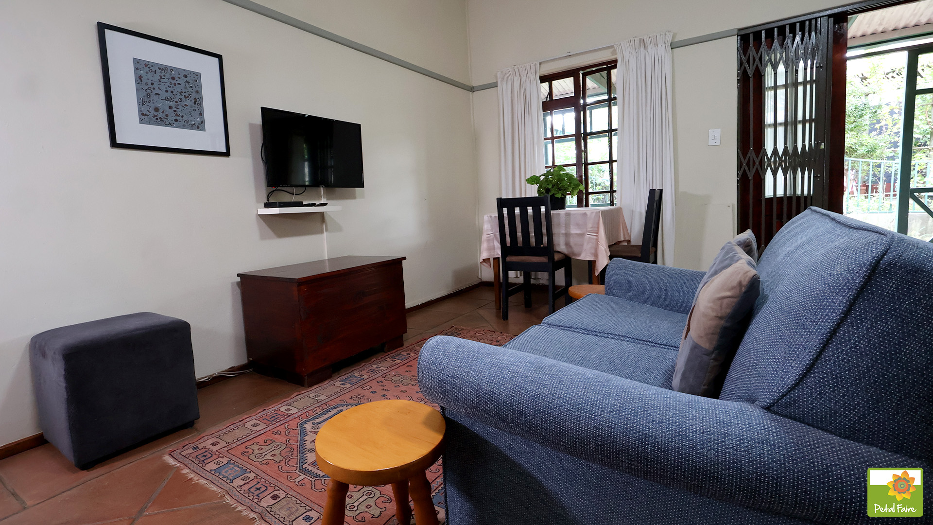 Petal Faire Cottage | Buddleja lounge and tv