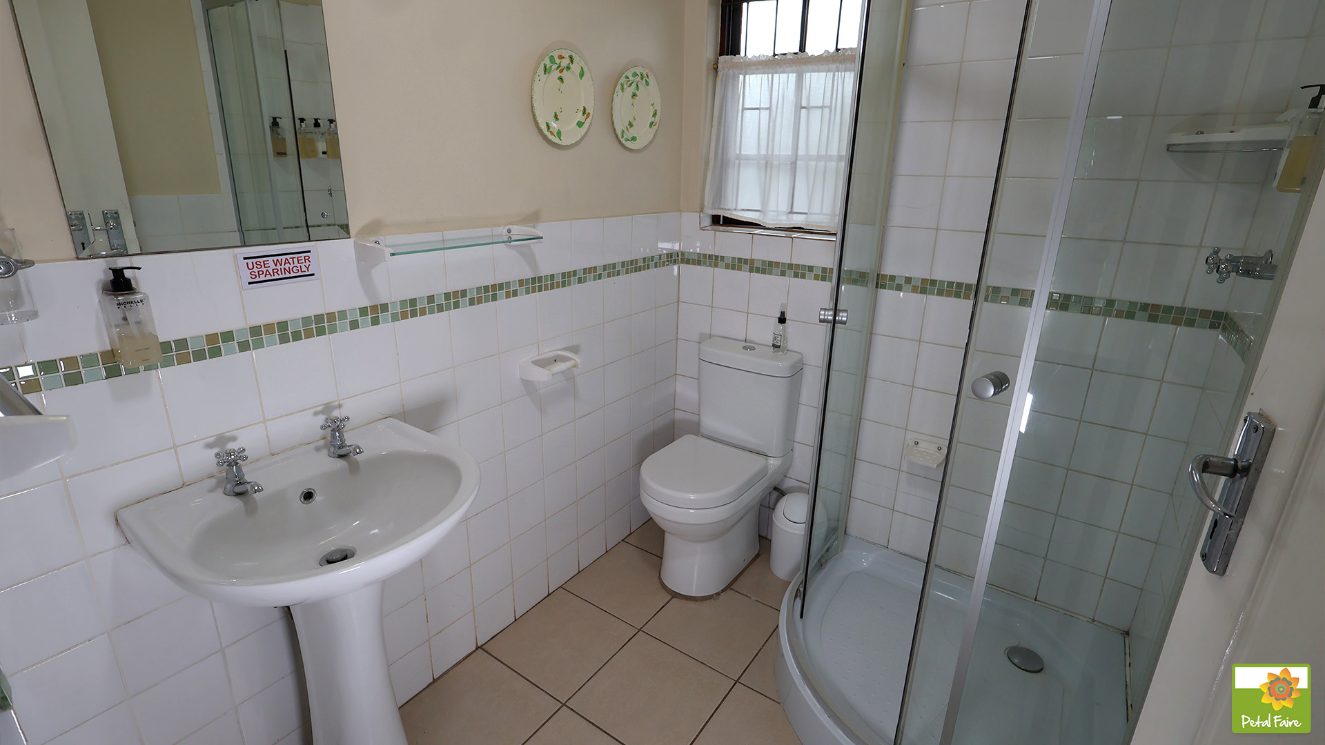 Petal Faire Cottage | Buddleja bathroom