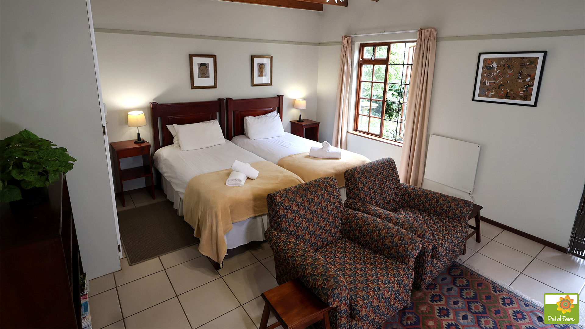 Petal Faire Cottage | Lobelia beds and lounge