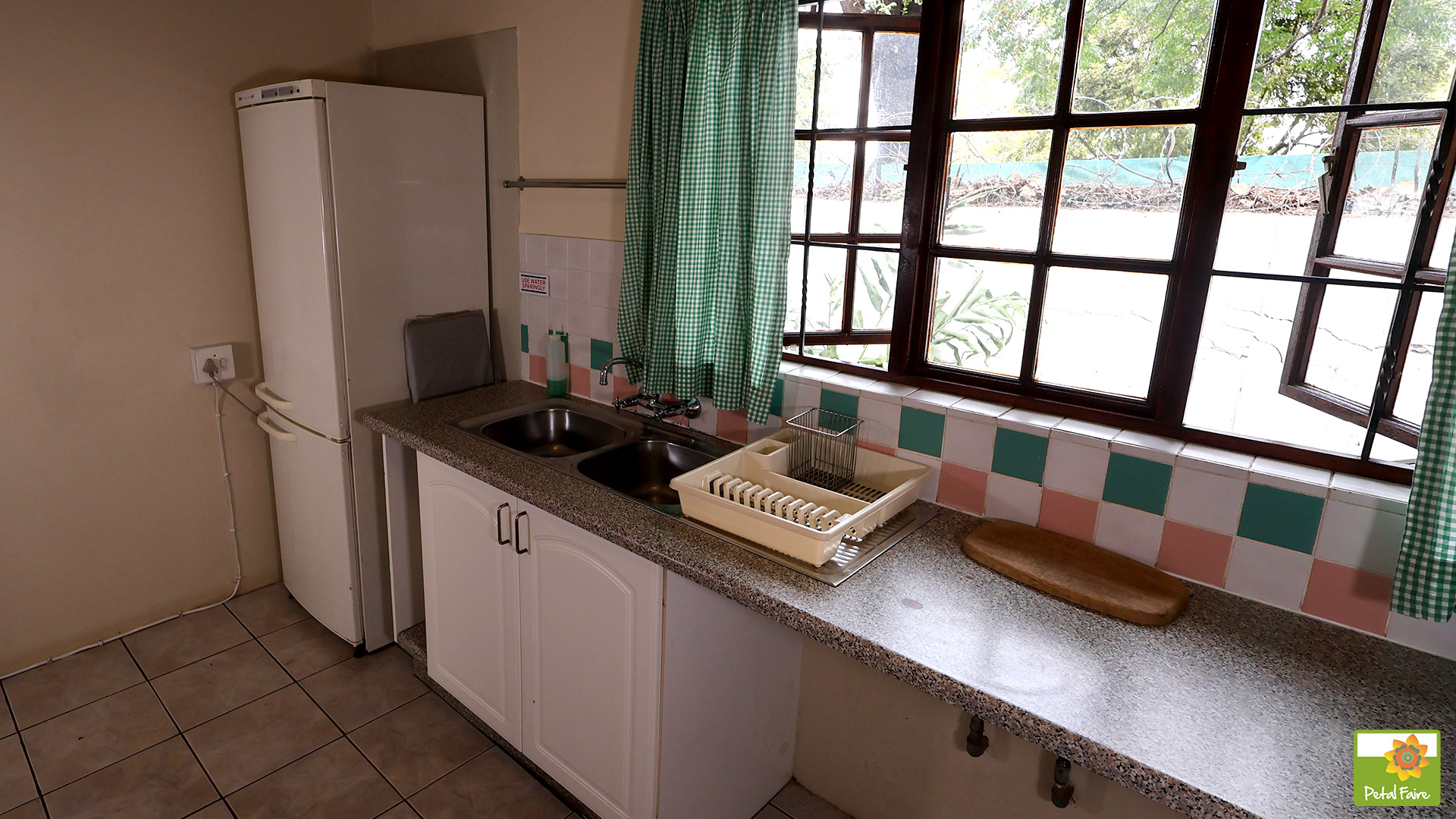 Petal Faire Cottage | Lobelia kitchen and washing area